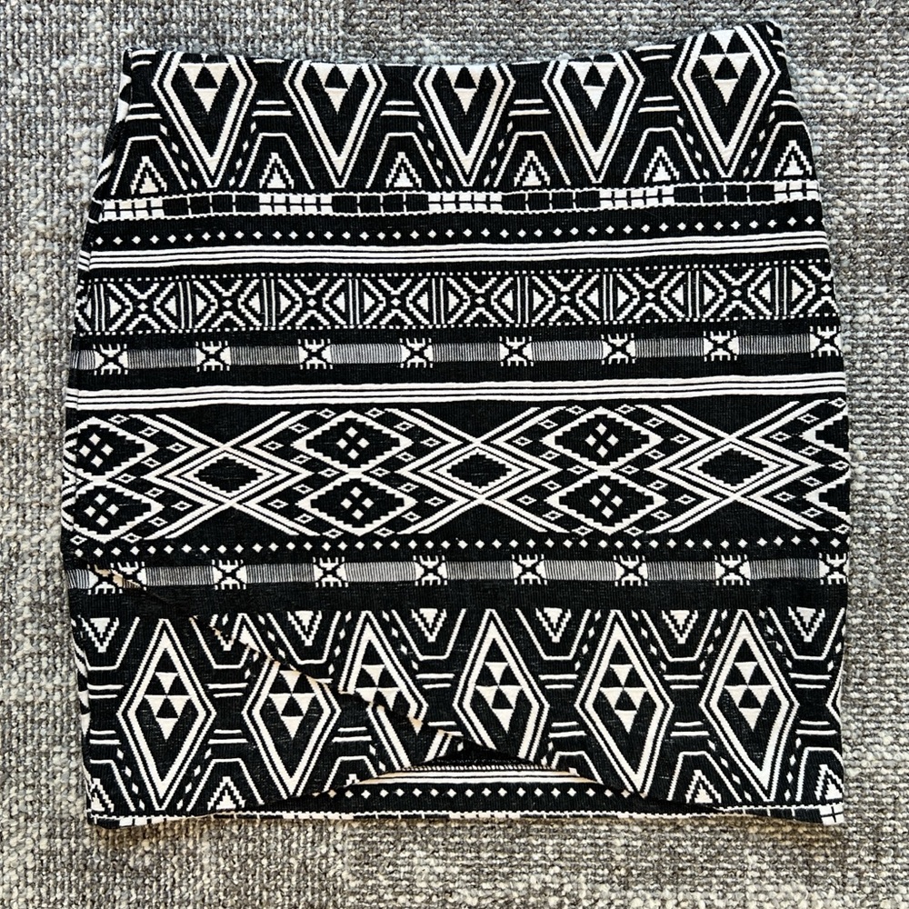 H&M Black and White Geometric Pencil Skirt